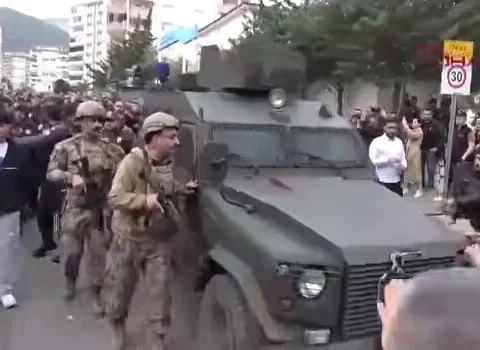 Qətliam törədən şagirdin meyiti zirehli texnika ilə çıxarıldı – Video