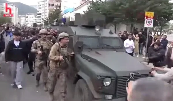 Qətliam törədən şagirdin meyiti zirehli texnika ilə çıxarıldı – Video