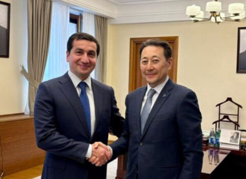 Hikmət Hacıyev Kayrat Sarıbayla görüşüb