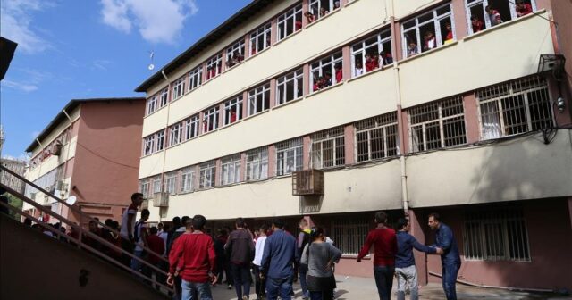 TƏCİLİ! Türkiyədə daha bir məktəbə HÜCUM edildi – FOTO – VİDEO TƏCİLİ! Türkiyədə daha bir məktəbə HÜCUM edildi – FOTO – VİDEO