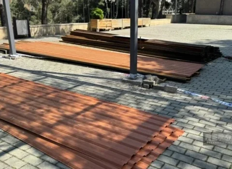 Parkda qanunsuz quraşdırılmış konstruksiya sökülür