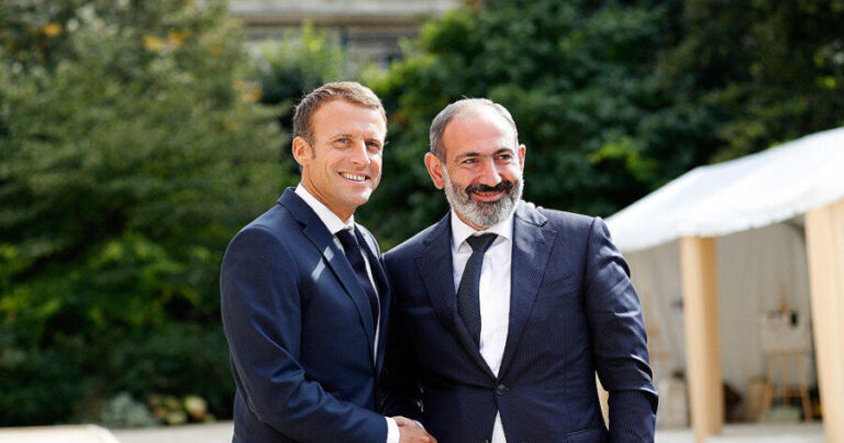 Makron Ermənistana gedir