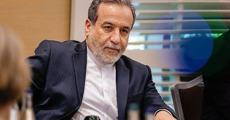 İranın ABŞ-a yazılı cavabı: Araqçi İslamabada mühüm sənədlə gəldi