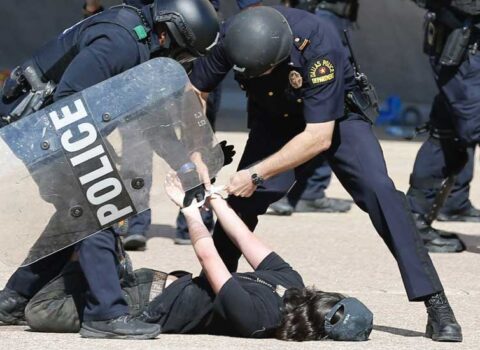 Əlli iki amerikalını 444 gün girov saxlayan qadının ailəsi ABŞ-da həbs edildi – FOTO