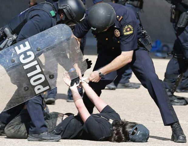 Əlli iki amerikalını 444 gün girov saxlayan qadının ailəsi ABŞ-da həbs edildi – FOTO