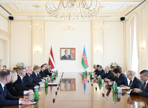 İlham Əliyevin Edqars Rinkeviçs ilə geniş tərkibdə görüşü keçirilib