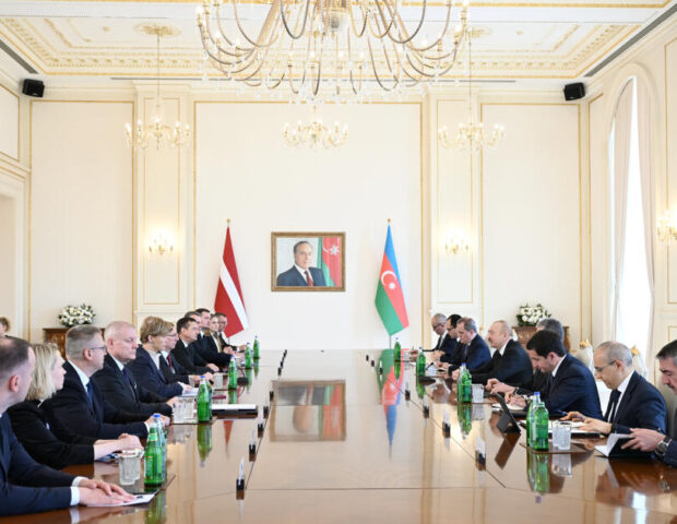 İlham Əliyevin Edqars Rinkeviçs ilə geniş tərkibdə görüşü keçirilib