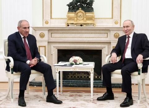 Putin Paşinyanla görüş keçirir