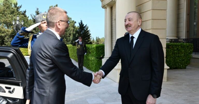 Latviya prezidentinin rəsmi qarşılanma mərasimi oldu