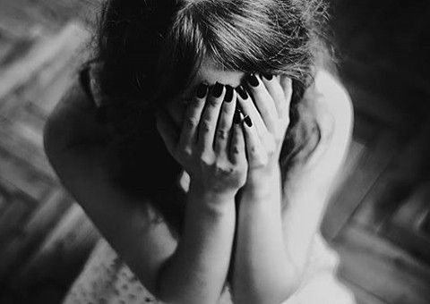 Kişi ona “niyə işləmirsən” deyən sevgilisini döydü – MƏHKƏMƏ