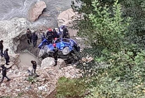 Yük maşını dərəyə aşdı, ölən var
