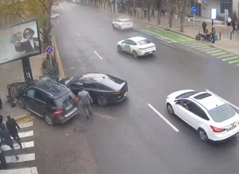 Bakıda sürücülər arasında gərginlik qəzaya səbəb oldu