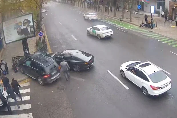 Bakıda sürücülər arasında gərginlik qəzaya səbəb oldu