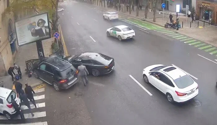 Bakıda sürücülər arasında gərginlik qəzaya səbəb oldu