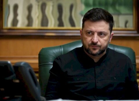 Zelenski mühüm sənədi İMZALADI