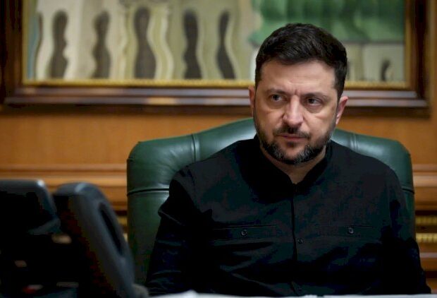 Zelenski mühüm sənədi İMZALADI