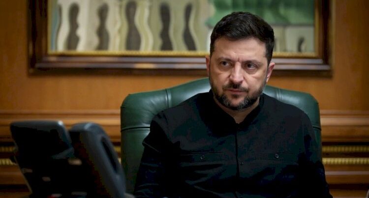 Zelenski mühüm sənədi İMZALADI