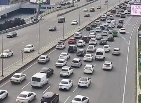 Paytaxtın bir sıra küçələrində sıxlıq müşahidə edilir