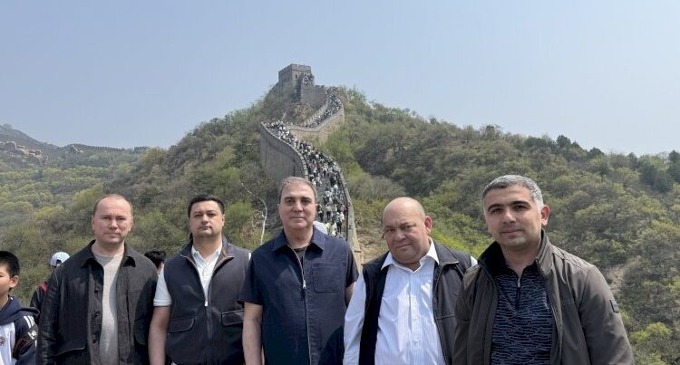 Prokurorluq araşdırma aparır – İcra başçısı isə Çin səddini gəzir