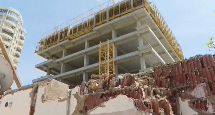 Bakıda tikinti şirkəti yaşayış olan evləri sökür? – VİDEO