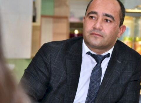 Naxçıvanda ŞOK! Evli qadının evinə girən deputat pəncərədən qaçıb