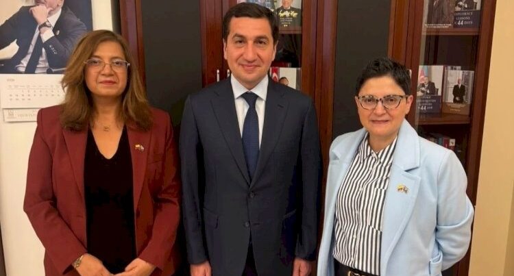 Hikmət Hacıyev Kolumbiya XİN rəhbərinin müavini ilə görüşdü