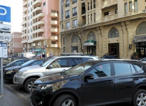 Bakıda atasının maşınında oynayan uşaqlar faciəyə səbəb oldu – ÖLƏN VAR