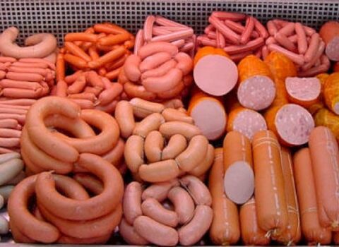 Marketdən aldığınız sosiskaların içindən çıxanlar dəhşətə gətirdi – VİDEO