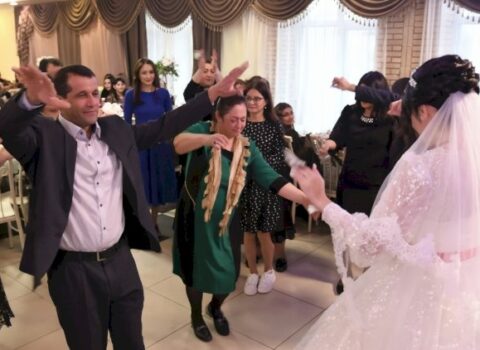 Toylarda yeni xidmət: Bəyə “kirayə dostlar” tutulur