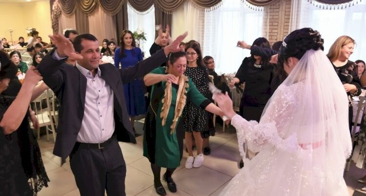 Toylarda yeni xidmət: Bəyə “kirayə dostlar” tutulur