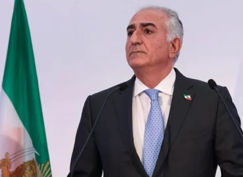 Pəhləvinin başına Berlində boya tökdülər – Video