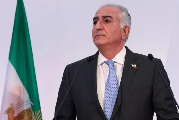 Pəhləvinin başına Berlində boya tökdülər – Video