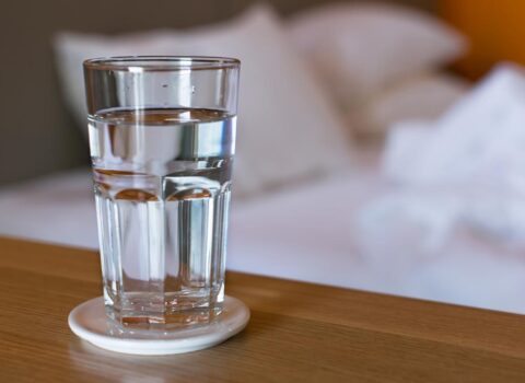 Yatmazdan əvvəl su içmək: Doğrusu nədir?