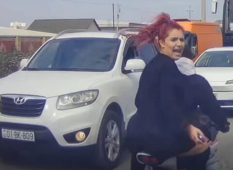 Gənc qızlar yolda təhükəli hərəkətlər… – VİDEO