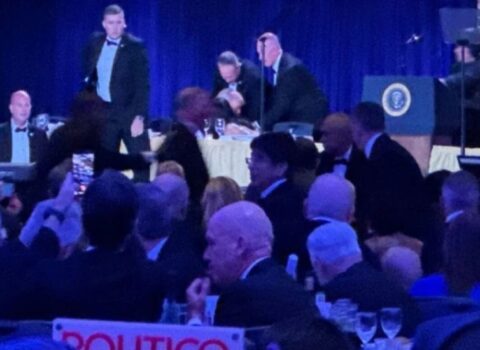 Vaşinqtonda atışma zamanı baş verən gülməli hadisə izləyicilərin marağına səbəb olub – VİDEO