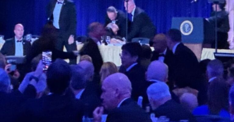 Vaşinqtonda atışma zamanı baş verən gülməli hadisə izləyicilərin marağına səbəb olub – VİDEO