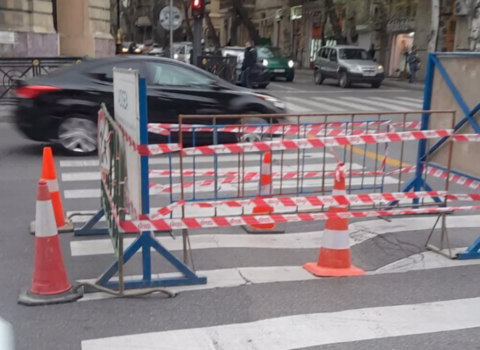 Paytaxtın mərkəzində yol çökdü – FOTO