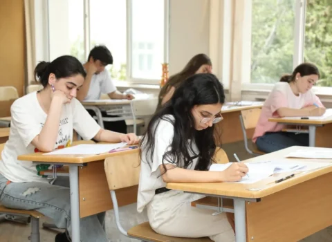 Bu gün 50 minə yaxın şagird buraxılış imtahanı verəcək