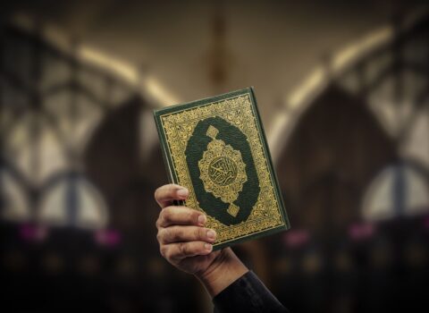 İlahiyyatçı: “Adamı “Quran”nın altından keçirmək gülüncdür