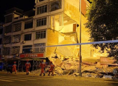 Çində güclü zəlzələ: Ölənlər var