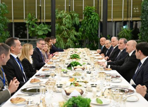 Prezidentin adından Meloninin şərəfinə şam yeməyi verildi – FOTOLAR