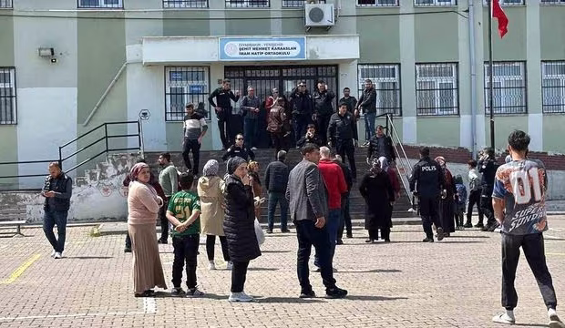 TƏCİLİ: Türkiyədə daha bir məktəbə silahlı hücum