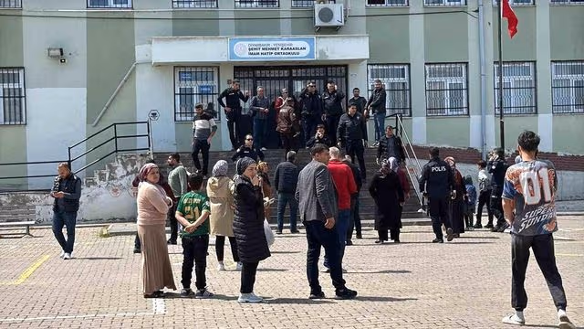 TƏCİLİ: Türkiyədə daha bir məktəbə silahlı hücum