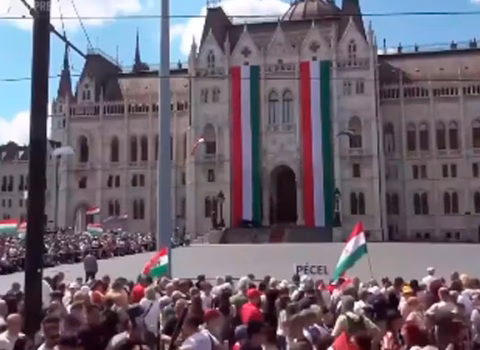 10 ildən sonra İLK – Parlament binasından bu bayraq asıldı – VİDEO