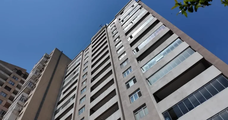 “Kupça”sız qalan sakinlərin fəryadı: “Nə uşaqları qeydiyyata sala bilirik, nə də kredit götürə” – VİDEO