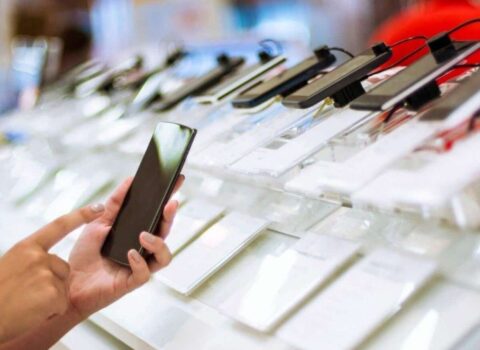 “Biletinin pulunu verdik ki, bizə Əbu-Dabidən telefon gətirsin”