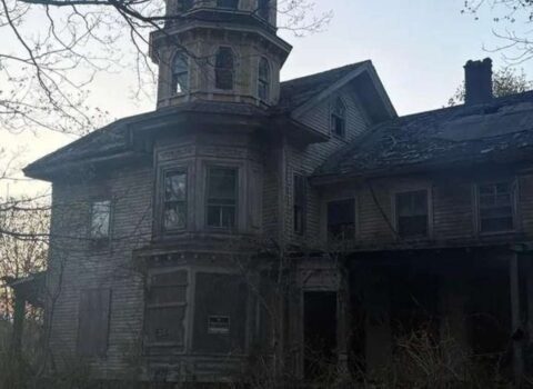 Məşhur qorxu filminin çəkildiyi malikanə xarabalığa çevrildi