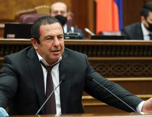 Ermənistanda hakimiyyət tərəfdarları Sarukyanı lağa qoydu: “Yalan danışmırsansa…”