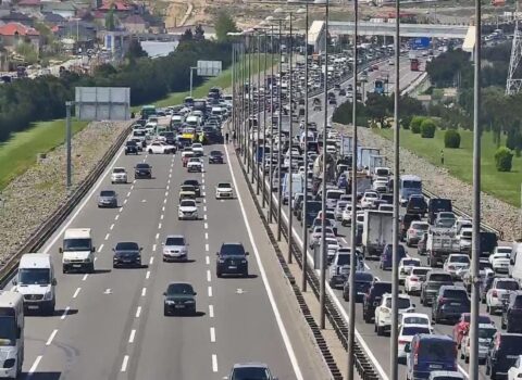 Aeroport şosesində qəza olub, yolda sıxlıq yaranıb