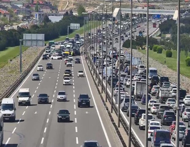 Aeroport şosesində qəza olub, yolda sıxlıq yaranıb